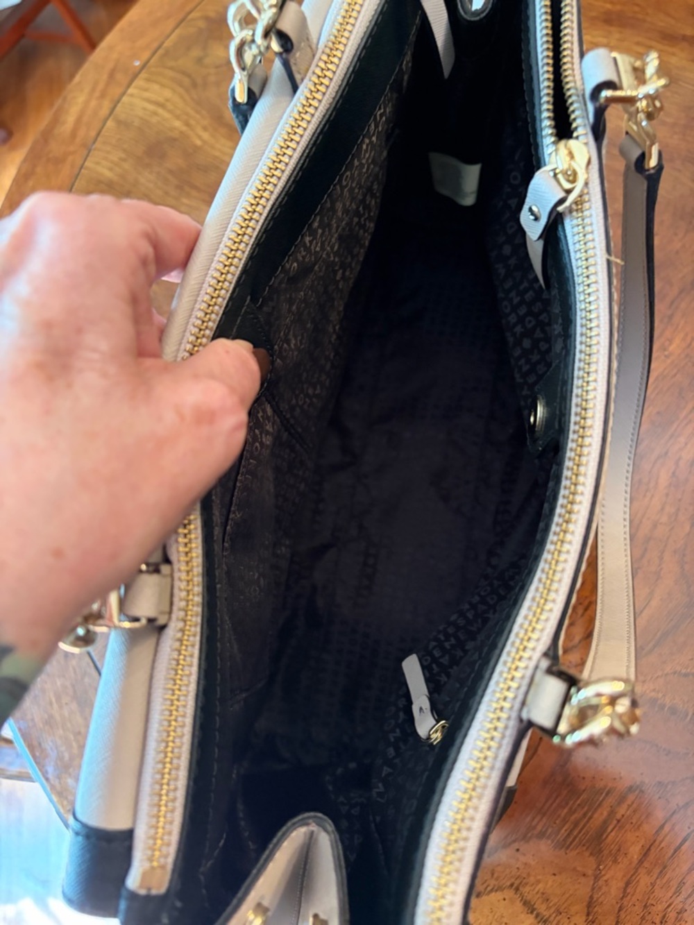 Kate Spade ♠️ Hazel Court Mason Tote Open Top, w/ Side Zip Pockets. Like New - Picture 4 of 7